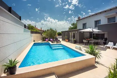 Image de Villa avec piscine et terrasse ensoleillée méditerranéenne