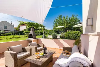 Image de Maison de vacances avec piscine et terrasse