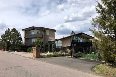 Image de Maison de montagne avec bain à remous, cour et vue sur la ville!