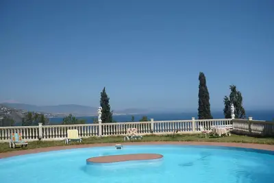 Image de jolie maison avec magnifique vue sur la mer wifi disponible dans toute la propriété