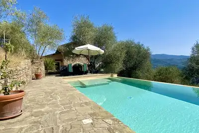 Image de Élégant cottage dans une colline exposée avec piscine