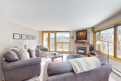Image de Mountain View condo w / grand balcon, barbecue et bain à remous partagé - bus pour les pentes!