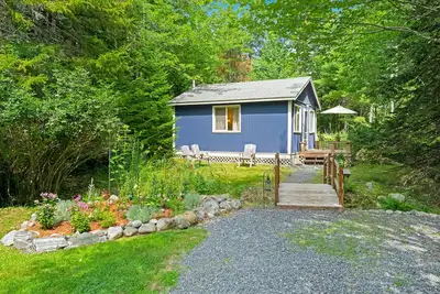 Image de Maison boisée avec salon spacieux, cuisine complète et terrasse!