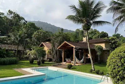 Image de Maison haut de gamme de 4 chambres avec piscine à Ubatuba. 10 personnes maximum