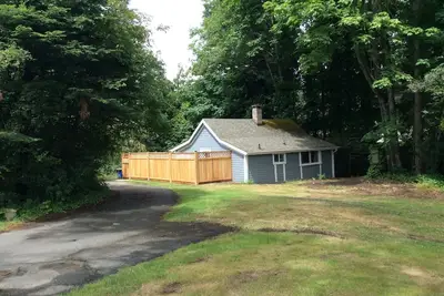 Image de Cottage Creekside. Traversier \/ aéroport \/ sentier du Lochside