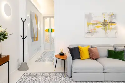 Image de Nouvelle maison de ville Art Déco joliment restaurée à 150m de la plage.