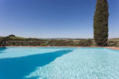 Image de Casa Giobatta D: Un appartement caractéristique et accueillant qui fait partie d'une ancienne ferme sur deux étages entourée de verdure.