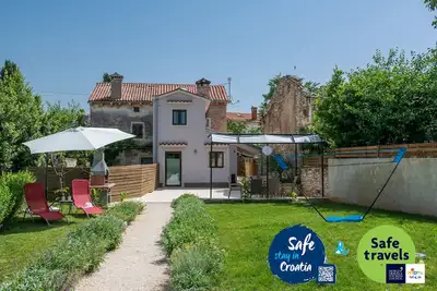 Image de Maison de vacances traditionnelle située au calme dans le village de Rakalj