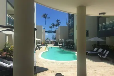 Image de Entrée privée, bains à remous et piscine