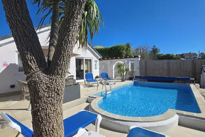 Image de Bungalow attrayant avec piscine privée près de Tenby