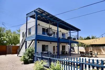 Image de Maison d'hôtes de deux étages située au centre avec terrasse, vue sur la montagne / le coucher du soleil et garage