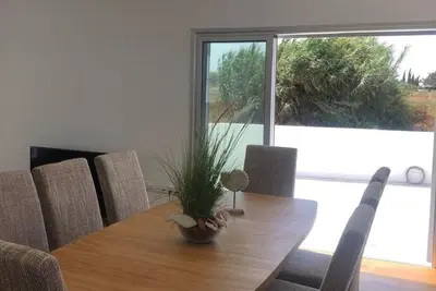 Image de Une villa de luxe nouvellement construite équipée assez près de la mer.