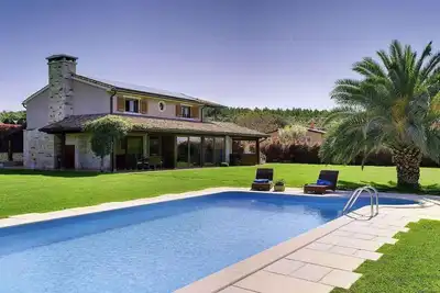 Image de Villa avec piscine et terrain de volley