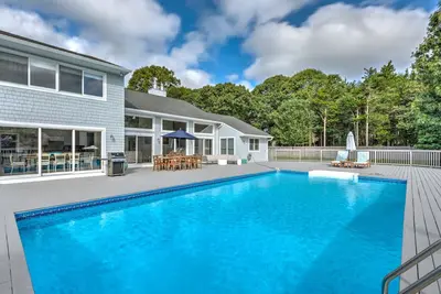 Image de Nouvelle Liste: Maison contemporaine moderne et élégante, plan d'étage ouvert, divertissement intérieur ou extérieur ou détente!