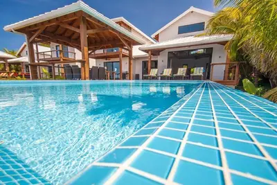 Image de Villa Vivaro West End avec piscine et piscine à débordement