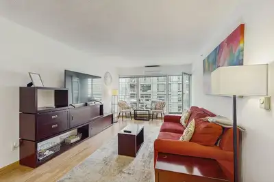 Image de Parfait condo avec bain à remous et piscine partagés, score de marche de 99!