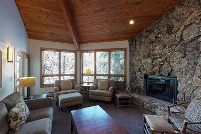 Image de Cozy Coldstream 4 Bdrm Condo - idéal pour votre escapade d'hiver!