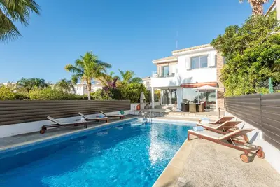 Villa Laguna Sunrise by Ezoria Villas in Coral Bay