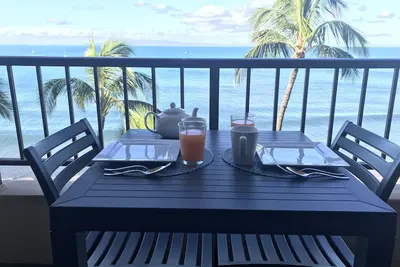 Image de Condo rénové Oceanfront Penthouse - 180 degrés de vue directe sur l'océan!