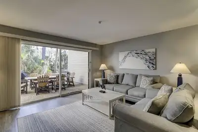 Image de Townhome spacieux de 2 chambres, 2. 5 salles de bain est situé dans la zone Shipmaster de Shipyard Plantation