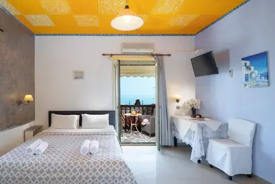 Image de Un studio privé avec vue imprenable sur la mer, piscine partagée et climatisation
