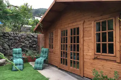 Image de Belle cabane en rondins sur une finca canarienne tranquille entourée d'avocats et de vignes