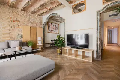 Image de Grand appartement historique à côté des Ramblas. Récemment rénové. Nettoyage quotidien!