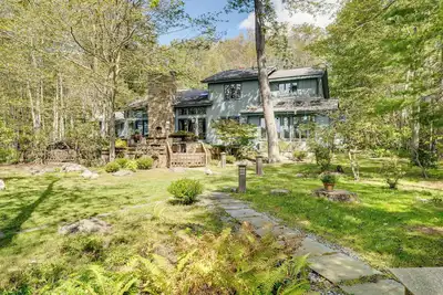 Image de Nouveau! Luxe Poconos Pines Accueil w / plage + commodités!