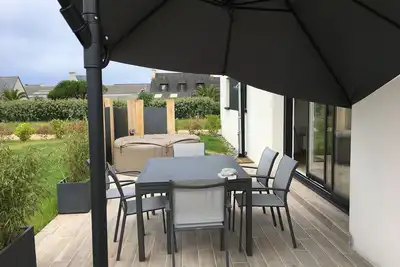 Image de Maison 300 mètres de plages et du port avec spa