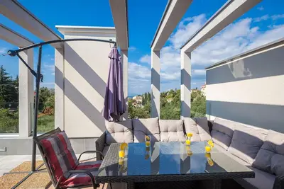 Image de Maison de vacances Malinska pour 1 - 6 personnes avec 3 chambres à coucher - Maison de vacances