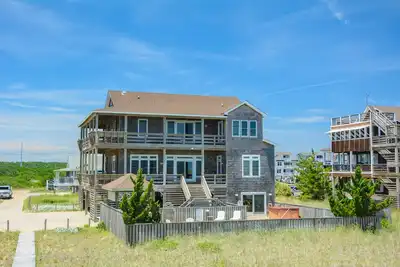 Image de Four Roses: 6 chambres historiques, face à l'océan avec piscine privée et bain à remous, vues superbes sur l'océan!