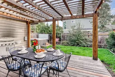 Image de Cottage Plum parfaitement placé avec bain à remous privé et accès facile au centre-ville de Bend!