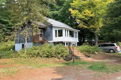 Image de Cottage près de Minden, plage de sable, quai privé, grande cuisine, soleil toute la journée sur le quai