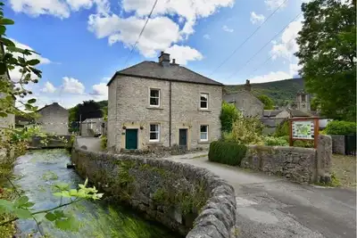 Image de Magnifique chalet de village au bord de la rivière au coeur du Peak District