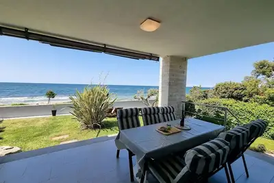Image de Villa directement sur la mer et la plage avec une vue imprenable