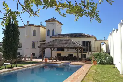 Image de Spacieuse villa de 5 chambres, récemment rénovée, près des plages et de Puerto Banus