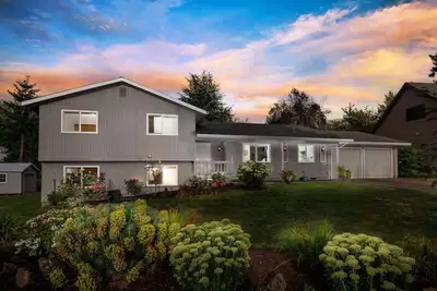 Image de Maison fantastique dans le cul-de-sac, avec immense cour, nouvelle cuisine, tennis de table, 10 km du centre-ville de Portland