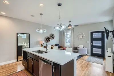 Image de Duplex Jefferson Park moderne! À quelques minutes du centre-ville, de l'aquarium, de Lohi et des Highlands