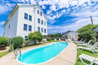 Image de K1017 Sunny Delight. Semi-face à la mer, 8 chambres, piscine, bain à remous, 2 cuisines, animaux de compagnie!