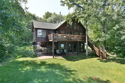 Image de Trego Lake House - élévation de niveau, façade en sable et ponton inclus!