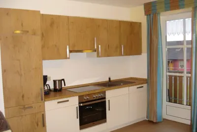 Image de Appartement confortable de 70 m² avec balcon et mobilier en bois naturel