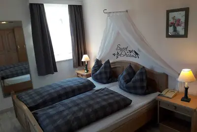 Image de Appartement confortable de 70 m² avec balcon et mobilier en bois naturel