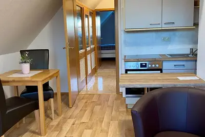 Image de Gemütliche 40qm Ferienwohnung, Naturholzmöbelausstattung