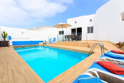 Image de Villa moderne Xana, proche plage, avec piscine, grand patio, air conditionné et Wi-Fi