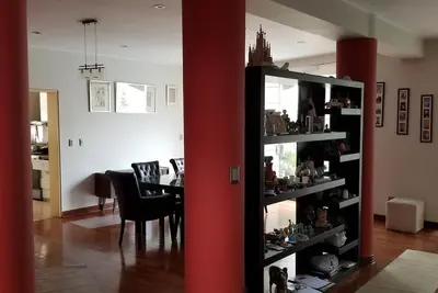 Image de Habitaciones amplias e iluminadas en casa familiar