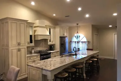 Image de À quelques pas de la plage, villa rénovée avec piscine / spa privé, communauté fermée