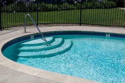 Image de IDÉALEMENT SITUÉ! Deux Suites Confortables Studio Pour 8 Personnes, Piscine, Petit DÉJEUNER, Parking!