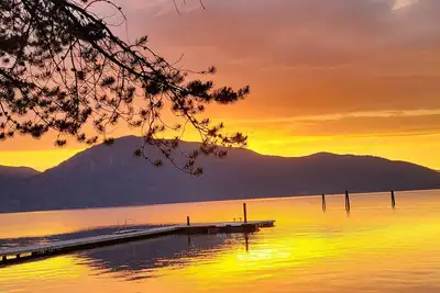 Image de Petite cabane confortable sur le lac