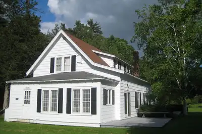 Image de Chalet de trois chambres avec une vue magnifique Ă Stable Properties