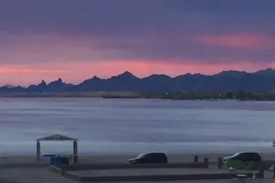 Image de belle vue sur le lac. Étapes pour l'eau et la plage